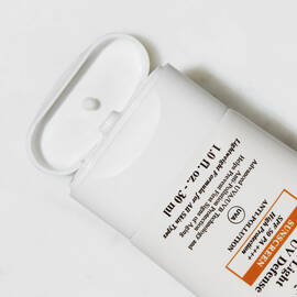 Ultra-Light Daily Facial Sunscreen UV Defense SPF 50 PA++++